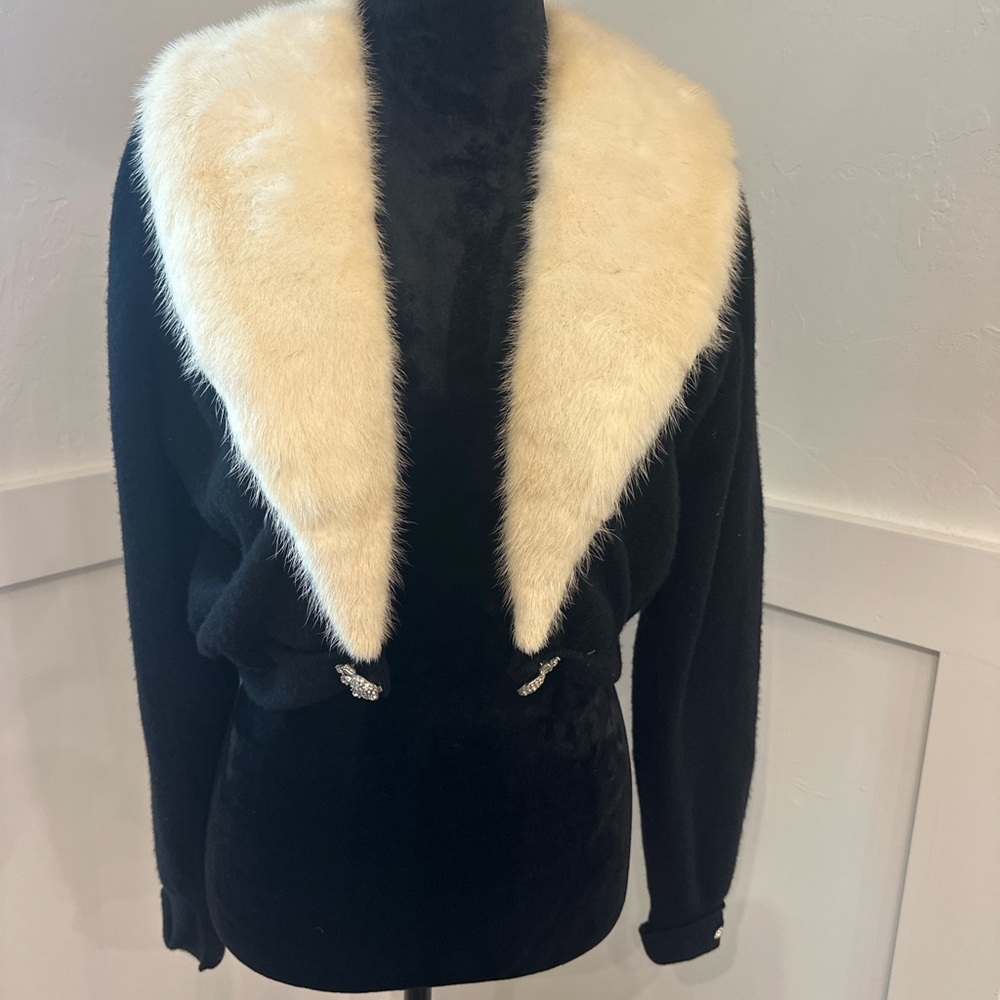 Elegant Black Cardigan with Cream Collar - Picture 2 of 10